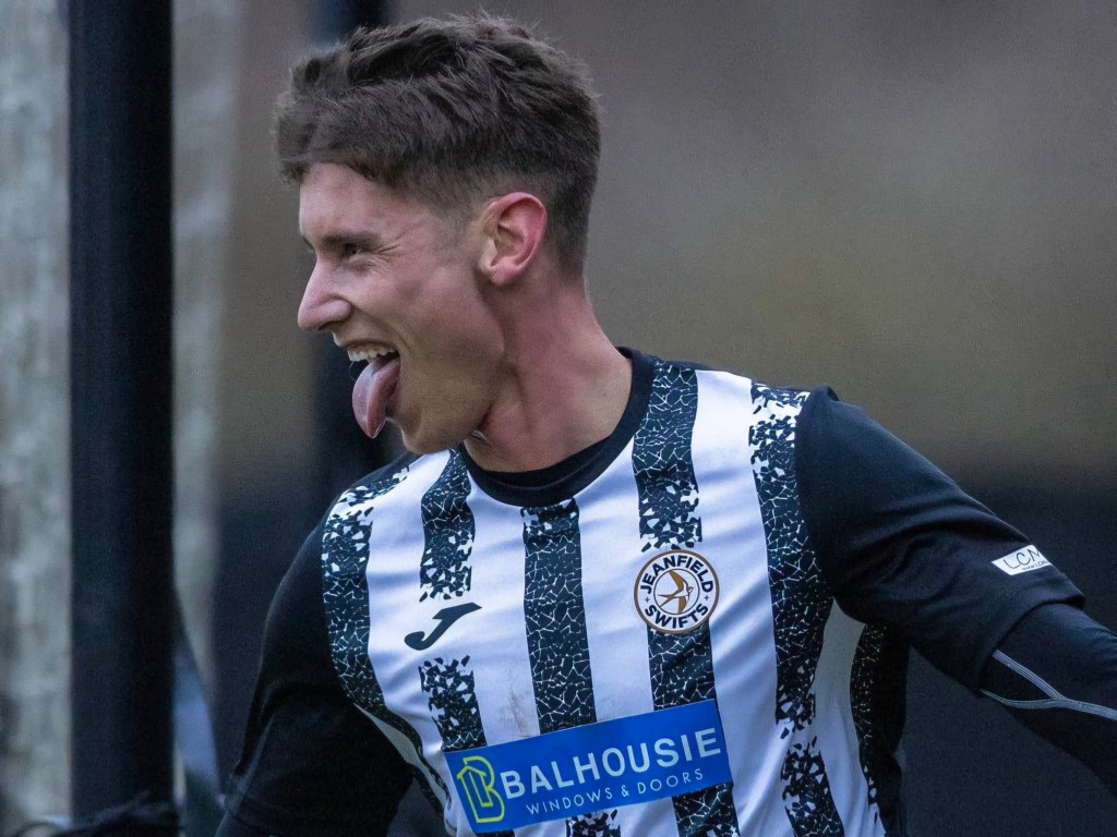 Mark Smith aims for Lowland League qualification after returning to the&nbsp;Swifts